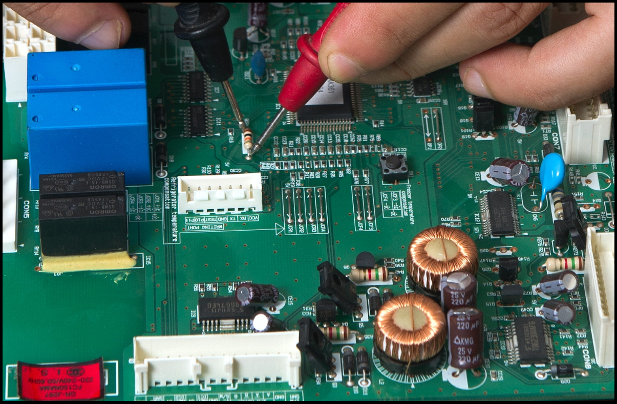 Ejemplo de trabajo con tarjeta electrónica, tomando mediciones con instrumento